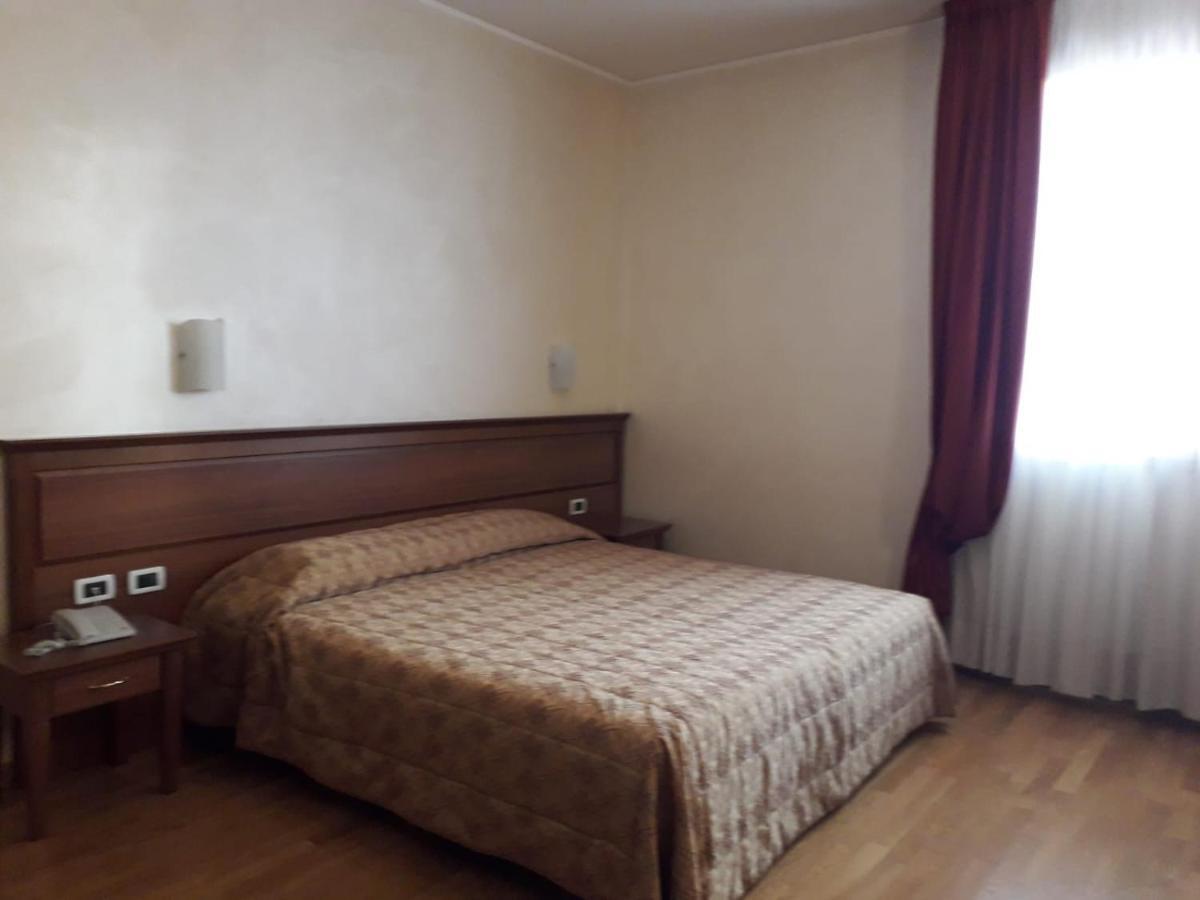 Albergo Ristorante Campanile Azzurro Villafranca Padovana Buitenkant foto